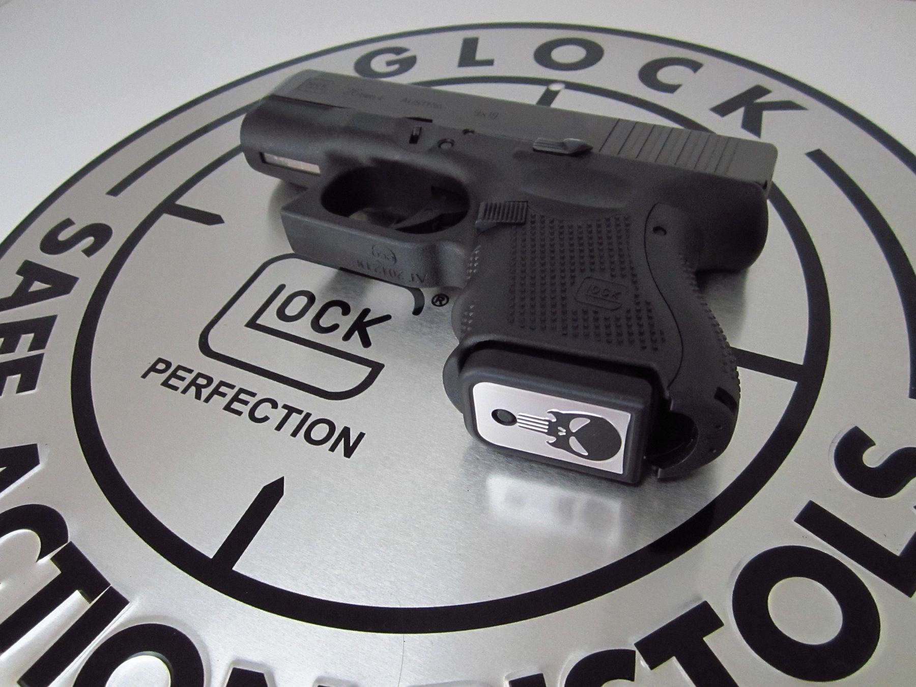 Pistolet semi-automatique posé sur une plaque métallique